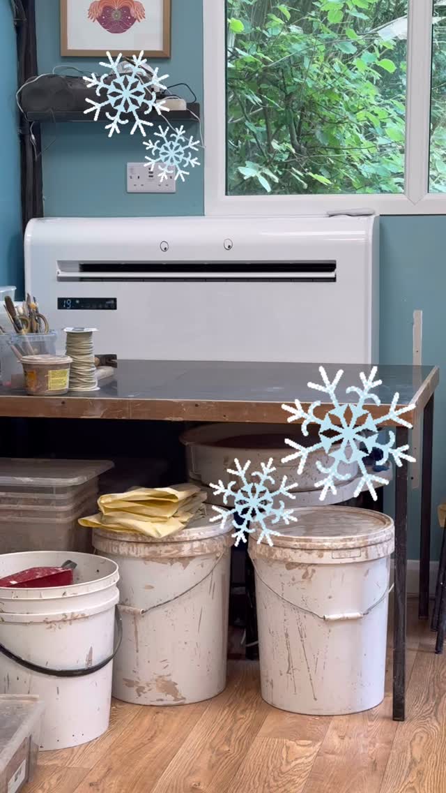 It might be 30 degrees outside but it’s 19 in the studio thanks to Anthony the Aircon! But the most thanks has to go to @fergusmciver my lovely husband for installing it for me. It’s dreamy in here. It can also heat in the winter and dehumidify to dry out those pots!
Hope to see you in the studio soon for a class!
#parkgatepottery #thingstodoinsurrey #pottersofinstagram #potteryclassessurrey #dorking #pottery #surreymaker #surreysmallbusiness #potteryclasses