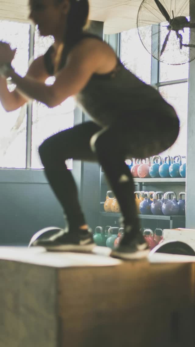 Sometimes the joint experiencing the pain isn’t the one to blame! 💥
Here is a case study example of one of our female athletes who was beginning to experience a sudden onset of knee pain. Her physical activity, footwear and lifestyle had not changed. 🤔
8 months ago she sprained her ankle, and although her ankle isn’t bothering her anymore, the consequent changes in her ankle mechanics has led to increased stressed on her knee. 🦵🏼
We feel very fortunate to be able to play detective with our athletes and break down their mechanics to find the true cause of their pain. Our goal is to provide not only short term pain-relief, but also long term injury-prevention solutions. 🏃🏽♀️➡️
Come visit us at Physical Edge so we can help you achieve your fitness goals! 💪🏽