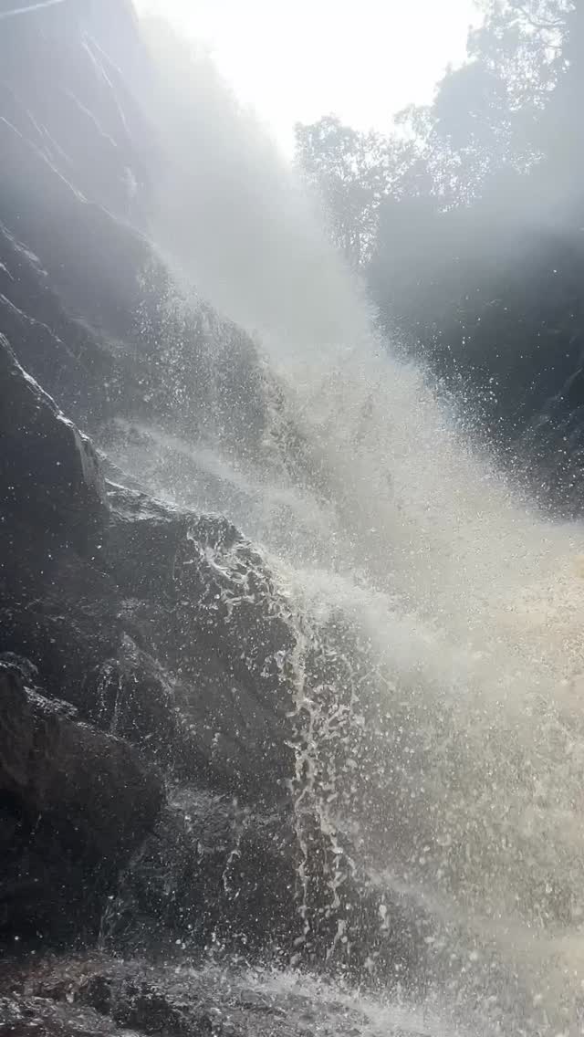 Chapada Diamantina 3° dia - canyon Rio Preto ☀️
Nosso último dia na Chapada Diamantina amanheceu com sol e a promessa do Canyon do Rio Preto . Seguimos a trilha até a base da cachoeira... e a surpresa veio: água MUITO FORTE! 🌊 Um guia local, experiente, nem recomendou a entrada.
Momento de decisão! Dividimos o grupo: quem não se sentiu seguro ficou na base. Uma parte, com mais confiança, decidiu subir para avaliar as condições de perto. Mas Lá de cima, vimos que era possível! 💪
A descida foi fluida, e ao terminar, a percepção: a água não estava tão forte quanto parecia de longe. O guia até se sentiu mal, e uma galera se arrependeu. Mas a lição foi clara: segurança em primeiro lugar e respeitar seus limites é a maior sabedoria. ✅
Fechamos essa aventura épica com um forrozinho animado na Pousada Cabana de Pedra em Ibicoara! 🎶
Cada dia foi um aprendizado.
Curtiu essa história de desafios e superação? Deixa seu like e conta pra gente: você avançaria ou esperaria? 👇
Desceria ou ficaria na base ?
#ChapadaDiamantina #CanyonDoRioPreto #Ibicoara #AventuraSegura #CerradoVertical #Rapel #SegurançaEmPrimeiroLugar #ForróNaChapada #ExplorandoOCerrado #BrasilAventura