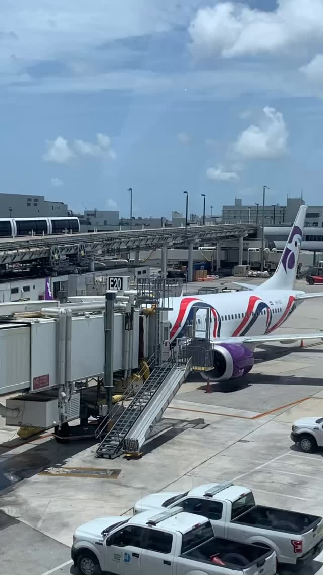 2 rutas he volado con @arajetairlines ✈️
Mi primera experiencia fue El Salvador y ahora, Miami. En ambas ocasiones, gratamente impresionada por la calidad del servicio tanto en el aeropuerto como a bordo.
¡Felicidades! ¡Orgullosa de que sea nuestra aerolínea bandera!
Con ustedes ¡Vamo’ arriba! 👏🏻👏🏻👏🏻