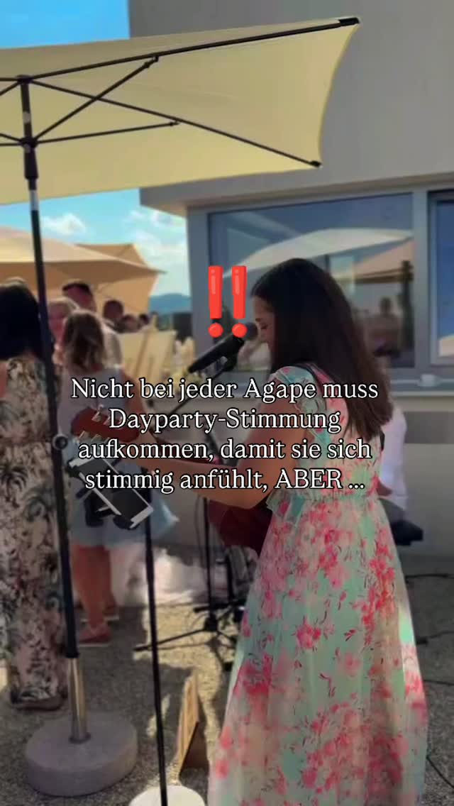 Ich möchte heute gerne das Thema ‚Agapenparty‘ nochmal aufgreifen - ich bin absoluter Fan davon, Stimmungen einfach so zu nehmen wie sie kommen, nichts zu erzwingen und vor allem nichts machen zu wollen, nur weil es ein Trend ist. ABER ein paar persönliche Tipps nach jahrelanger Erfahrung möchte ich euch trotzdem mitgeben, denn manches kann man natürlich im Vorhinein beeinflussen (Spoiler: Definitiv nicht alles - vor allem der Faktor ‚Temperatur‘ ist EXTREM entscheidend!)
1. SCHATTEN 🌳 : Baumschatten, große Schirme, kühle Getränke - nehmt alles was ihr kriegen könnt und positioniert es dort, wo auch die Band spielt.
.
2. LIVE-BAND mit Entertainment-Erfahrung 🎶: Um Leute zu animieren, Musik so zu spielen dass sie ‚wirkt‘ und den Musikgeschmack der Menschen sofort zu durchschauen, braucht man vor allem eines: Viele viele Kilometer im Entertainment-Bereich. Da reicht es nicht, ab und zu mal Trauungen zu begleiten. Das ist jahrelange Erfahrung!
.
3. Seid ANWESEND 👰 : Bei den meisten Agapen ist das Brautpaar kaum da, von den Gratulationen geht‘s direkt zu stundenlangen Gruppenfotos und zum Shooting. Fragt nach, ob man den ein oder anderen Programmpunkt kürzen oder verschieben kann. Goldene Regel: Tanzt das Brautpaar, tanzen die Gäste. Kann das zu 100% unterschreiben!!
.
4. LIVE-BAND direkt in der Nähe der Gäste positionieren. Als Sängerin kann ich dann viel besser connecten! ❤️
.
5. Go with the flow! Macht euch keinen Druck, eine Agape kann auch völlig ohne Tanzen eine absolut schöne Zeit sein, dann wird eben abends getanzt oder ihr seid generell nicht so die Tänzer - auch voll fein 🫶