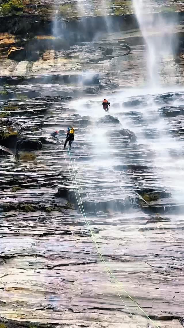 A vida é feita de momentos e alguns fogem do roteiro, não é?
E no nosso segundo dia na Chapada Diamantina, o destino preparou um script diferente pra gente! 😅
Fomos desbravar o imponente Canyon do Fundão, lá em Ibicoara. Imagina só a cena: mais de 220 metros de altura de puro rapel! 🧗 Cada fracionamento uma nova dose de adrenalina e uma vista ainda mais espetacular.
Pra essa aventura, tivemos a sorte de contar com o fera Lucão da Nômad’S Adventures e novos amigos que fizemos por lá, incluindo uma galera super gente boa do caiaquismo! 🤝
A logística? essa sempre rende, pra descer o canyon, a gente precisa deixar um carro na saída e voltar pro começo da trilha. A caminhada de acesso foi tranquila, mas a mata... Em alguns pontos, a trilha simplesmente dava uma sumida, sabe? Exigindo um olho extra no caminho.
E quando a gente achava que tava tudo sob controle na saída... Opa 🚨 Nosso novo amigo acabou se desgarrando do grupo. O que era pra ser uma saída simples virou uma operação de resgate inesperada! Ele se perdeu, tentou uma rota alternativa (que não existia!) e a noite foi caindo... A tensão subiu, mas aqui na Cerrado Vertical, ninguém larga a mão de ninguém! 🙏
Depois de um tempo de busca, conseguimos encontrá-lo são e salvo 🙌 Foi um susto daqueles, mas que virou uma história e muitas risadas pra contar dessa trip! 😂
Curtiu essa aventura com emoção e um toque de drama kkkk? Deixa seu like e compartilha com a galera que adora uma boa história de perrengue (que deu certo!). 👇 E vem com a Cerrado Vertical explorar o inesperado!
@nomad_s_adventures
#ChapadaDiamantina #CanyonDoFundão #CachoeiraDoFundão #Ibicoara #Rapel #AventuraNoCerrado #TurismoDeAventura #CerradoVertical #NomadsAdventures #ResgateDoDoutor #ViagemDeAventura #Adrenalina #Natureza #BrasilAventura #BahiaAventura #ExplorandoOCerrado
