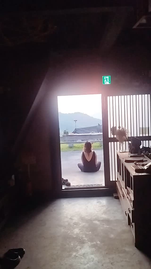 家の前に広がる、今日の夕日。
言葉はいらない美しさ。
Today's sunset, right in front of our home.
No words needed—just pure beauty.
#夕日 #八女の風景 #田舎暮らし #天空の茶屋敷
#sunsetview #ruralsunset #japanlandscape #skyteahouse #slowtravel #offthebeatenpath