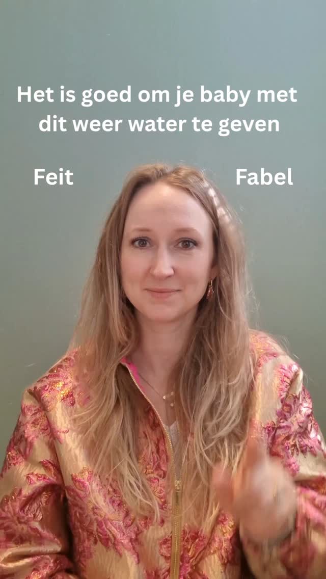 Het is belangrijk om te hydrateren met dit weer!
Toch kun je baby's jonger dan 6 maanden beter geen flesje met water geven.
De maag van je baby raakt gevuld met water, waardoor het minder melk zal drinken en mogelijk voedingsstoffen tekort komt.
Zelfs als je baby ook nog voldoende melk zou drinken, is het niet aan te raden water te geven. De nieren van jonge baby's zijn nog onvoldoende ontwikkeld, waardoor het heel schadelijk kan zijn. De nieren kunnen het water nog niet verwerken en je baby loopt het risico op watervergiftiging.
Wat doe je dan wel?
Bij borstvoeding is het goed om je kindje vaker aan te leggen. Met het warme weer wordt je voeding vanzelf wateriger. Zorg dat je zelf dan dus ook echt voldoende drinkt!
Bij kunstvoeding mag je een klein beetje extra water toevoegen aan de fles, zo'n 10ml per 100ml.
#baby #borstvoeding #kunstvoeding #water #fles #babyvoeding #hitte #hitteplan #tropisch #temperatuur #warm #heet #zon #extra #voedingsadviezen #Verloskundige #zorg
