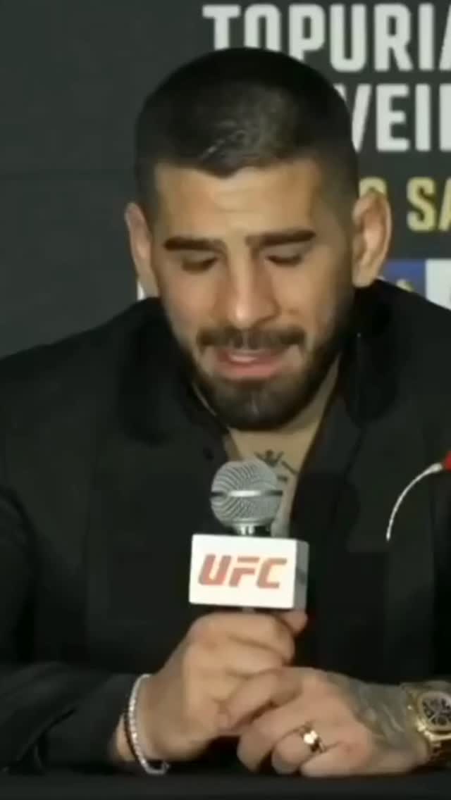 🧠 Confianza real ≠ creerse invencible
Tupuria lo tiene claro: no necesita sentirse invencible, porque su confianza nace del trabajo, del análisis y de la preparación diaria.
🔍 Cuando te centras en lo que controlas —tu esfuerzo, tu actitud y tu estrategia—, no necesitas certezas externas. La seguridad aparece como consecuencia.
📌 La autoconfianza no es un estado mágico, es el resultado de pequeñas acciones repetidas con intención.
🎥 Vídeo de: Euroesport.es
👉 Si quieres trabajar tu confianza desde la psicología, escríbeme. Lo que haces fuera del campo también influye dentro.
#PsicologíaDeportiva #ConfianzaReal #PreparaciónMental #Tupuria #MentalidadGanadora #SportPsychology #EntrenaTuMente #RendimientoPsicológico #psicologoonline #psicólogodeportivo #psicologíadeportiva #psicologiapresencial #mallorca