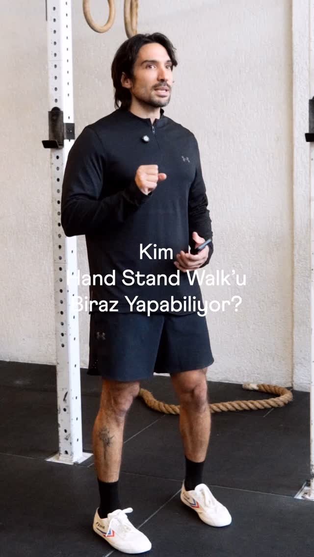 Handstand’ler belki de bize en uzak görünen hareketlerden. Ama unutmayalım: Bir zamanlar ayaklarımızın üstünde durup yürümek de kolay değildi✨
İşin sırrı: Güçlü bir üst beden, sağlam bir core, biraz cesaret ve güvendiğin bir koçun desteği🖤
Ex Animo House, her geçen gün daha iyi bir sen için çabalayanların ortak çatısı🏡 #exanimohouse #handstand #handstandwalk