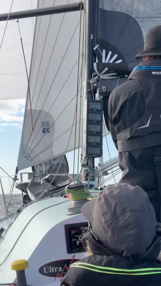 Vi ligger och jagar framåt för att slippa ett stiltjebälte som sägs ska komma bakom oss @gotland_runt