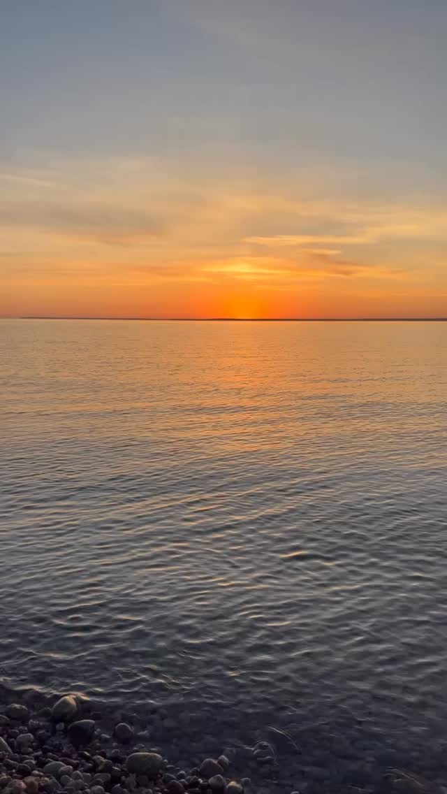 KesÀpÀivÀ parhaimmillaan!
TĂ€nÀÀn sÀÀ helli meitĂ€ juuri oikealla tavalla â lĂ€mmin tuuli, kirkas taivas ja meri kuin peili. Illan kruunasi upea retki vesille, joka huipentui siihen hetkeen, kun aurinko laski horisonttiin ja pysĂ€hdyimme vain katsomaan, kuuntelemaan ja tuntemaan.
Ei kiirettĂ€, ei hĂ€linÀÀ. Vain me, meri ja loputon kauneus. đ
TÀydellinen muistutus siitÀ, miksi rakastamme tÀtÀ kaikkea.
#SeaSport #Auringonlasku #VisitPorvoo #VisitPellinge #LuonnonKauneus #KesÀilta #MerellÀ #Saaristo #PorvoonSaaristo #BorgÄSkÀrgÄrd #Pellinge #Pellinki #Porvoo #BorgÄ