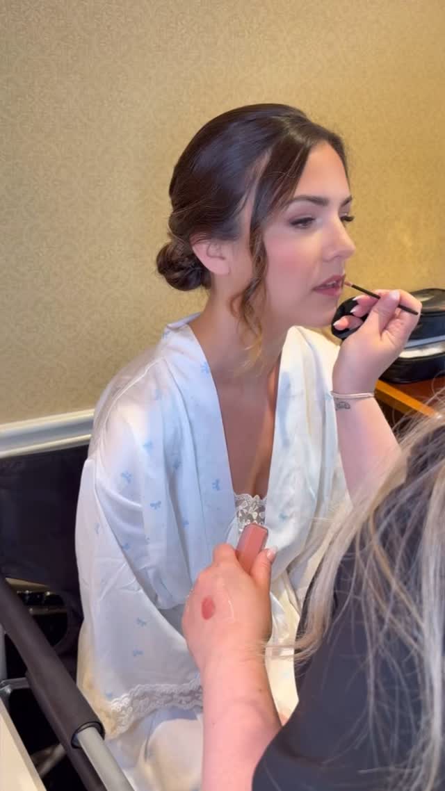 THIS!!!! this is why I love my job SO much. I wish I recorded more brides reactions because there is nothing better than making them feel beautiful on their special day!
(Also please ignore my cringe voice🤣)
#makeupartist
#newhampshiremakeupartist
#bridalmakeup
#newenglandmakeupartist