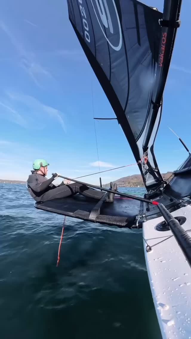 🌊 Switch One Design – die neue High‑Performance‑Bootsklasse 🛶
Kennst du sie schon? Die Switch One Design ist eine Einheitsklasse, entwickelt für maximalen Spaß auf dem Wasser bei gleichzeitig einfacher Handhabung . Nur 3,9 m lang, 2,25 m breit. Dank der One‑Design‑Philosophie zählen einzig Skill und Taktik – technisches Wettrüsten ist tabu: „Weniger Zeit an Land, mehr Zeit auf dem Wasser“ .
Bereits bei ca. 6 Knoten hebt sie ab – bis zu 19 kn am Wind und über 30 kn downwind. Drei Rigg‑Größen (6,5 m² für Jugend, 7,5 m² für Damen, 8,5 m² für Herren) –
Warum das Ganze? Einfachheit. Kein ständiges Tuning wie bei Moth oder Waszp – nur ein Standardsatz Foils, ein One‑Design‑Segel von Quantum, drei Kontrollen (Cunningham, Vang, Höhenverstellung) – und ready to race direkt nach dem Auspacken .
⸻
⚡️ Call to Action
Neugierig geworden? Schau dir das Reel an, um den rasanten Flug der Switch One Design live zu erleben! 💥 Auf meinem Profil erfährst du mehr. Wenn du testen willst, melde dich!!
Wenn du auf High‑Performance‑Segeln und Wing‑Foil stehst – folge mir für mehr Reels, Tipps und spannende Action! ⚓️ Let’s go – Zeit zum Foilen! 🚀
#SwitchOneDesign #FoilingRevolution #WingfoilPerformance #HighPerformanceSailing #OneDesign