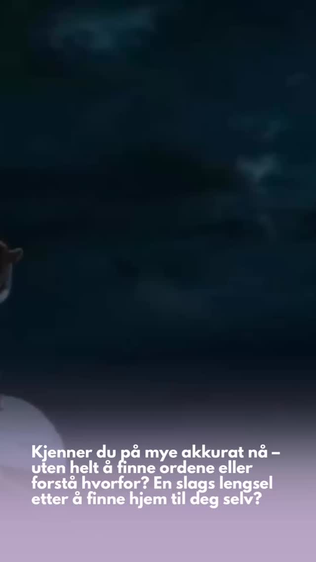 I det siste har jeg hatt flere samtaler med mennesker som føler mye akkurat nå, men som syntes det har vært vanskelig å sette ord på hva alle disse følelsene er. Noen kjenner på en indre uro. En slags følelse av å ville rømme, uten å vite hvor og hvorfor. Noen beskriver det som om de tror at de er psykisk ustabile.
Men du er ikke gal.
Og du er så absolutt ikke alene.
Det du føler er veldig ekte. Og også en kollektiv energi.
Jeg er ingen astrolog, men jeg deler det som dukker opp intuitivt hos meg – både i meg selv og i samtaler med andre mennesker akkurat nå.
Vi er nå i en tid preget av nymåne i krepsen – et tegn som styrer følelser, trygghet, mor-barn-relasjonen, indre barn og vårt indre hjem. Det er en tid hvor undertrykte følelser kan komme til overflaten. Hvor vi plutselig kjenner på gamle sår, barndomsminner, sorg eller lengsel etter noe vi kanskje ikke helt klarer å sette ord på.
I tillegg til nymåne i krepsen, har vi vært gjennom kraftige solstormer, og økt energi og vibrasjon. Det betyr at kroppene våre og nervesystemene våre er under press. Noen føler seg veldig trøtte, tunge – og kjenner at det nesten er umulig å konsentrere seg eller bruke hodet. Hodepine, prikkinger og vondter i kroppen. Mange kjenner på sårbarhet, ensomhet eller gamle traumer som dukker opp igjen.
Snart beveger vi oss også mot fullmåne i steinbukken. Mor (krepsen) og far (steinbukken). Møtet mellom det indre og det ytre.
Akkurat nå kjenner mange på en sterk lengsel etter å leve friere, mer sant, og i tråd med hjertet sitt. Kanskje fungerer ikke de gamle rammene lenger. Kanskje føles det som om noe må endres – i hverdagen, i relasjoner, i måten vi jobber eller bor.
Dette er en tid for emosjonell ansvarlighet – å ta ansvar for hvordan vi egentlig har det.
Det handler om å møte egne reaksjoner med nysgjerrighet i stedet for skyld. Å kjenne etter: Hva i meg blir trigget nå? Hva prøver følelsene mine å fortelle meg?
I stedet for å skylde på andre, inviteres vi til å gå dypere inn i oss selv og ta ansvar for det som rører seg på innsiden.
Les resten 👇🏻