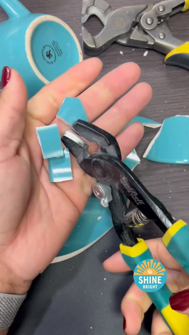 Process of cutting a cup into smaller pieces to use on a future project. My wrist absolutely loves these Seabell nippers for crockery.
#crockery #mosaicosdecorativos #mosaicsbymima #picasiette #mosaics #mosaicfriends #mosaicos #mixedmediamosaic #glassart #mosaicosartesanales #processvideoart