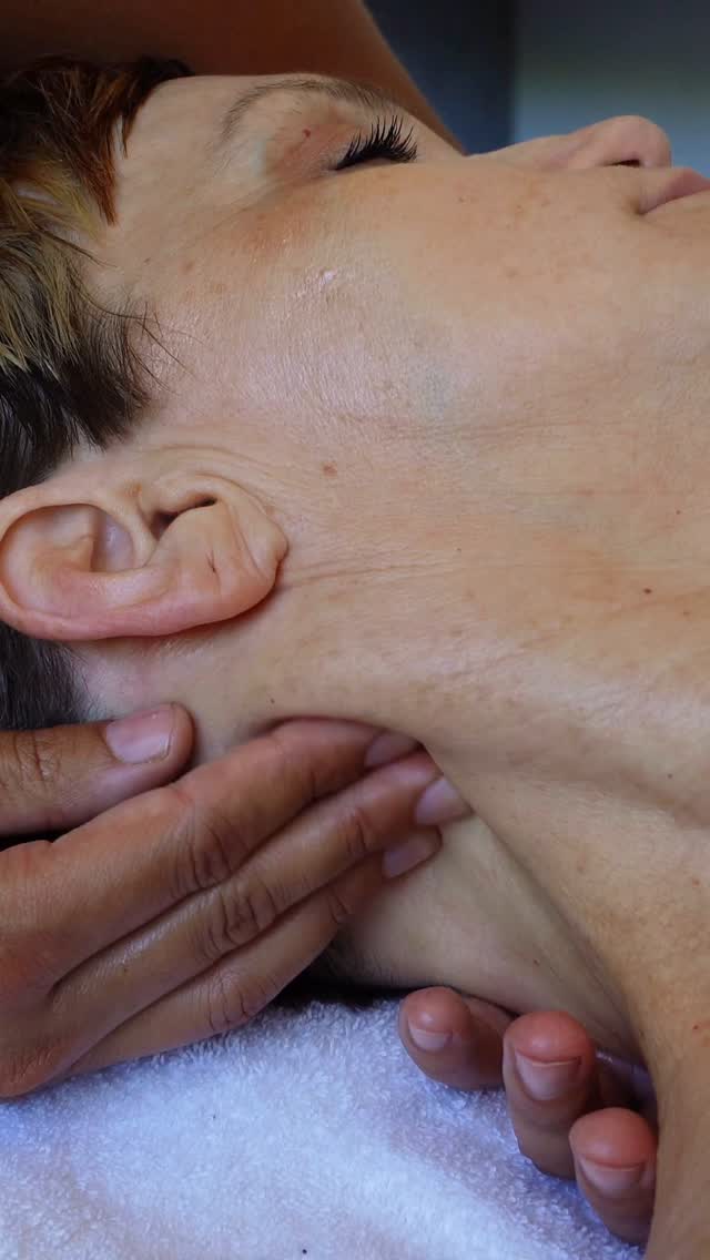 Pokud tě bolí záda víc než existence, zastav doomscrolling a čti dál ⬇️
Zasloužíš si masáž. Fakt. A víš co? Máme důkazy:
1️⃣ Pracuješ víc než Wi-Fi v karlínský kavárně.
2️⃣ Spaní tě bolí. Sezení tě bolí. Život tě bolí.
3️⃣ Jsi nonstop připojenej, ale ne k vlastnímu tělu.
4️⃣ „Něco pro sebe“ si slibuješ už od Silvestra.
Vidíš se v tom? A pořád váháš?
Naše masáže poskytují úlevu od bolesti, napětí i stresu a úlevu po dlouhém dni, silovém tréninku i náročnému víkendu ✅
📍 Praha & Brno
Rezervuj termín a dej svému tělu to, co potřebuje. Zasloužíš si to 💛