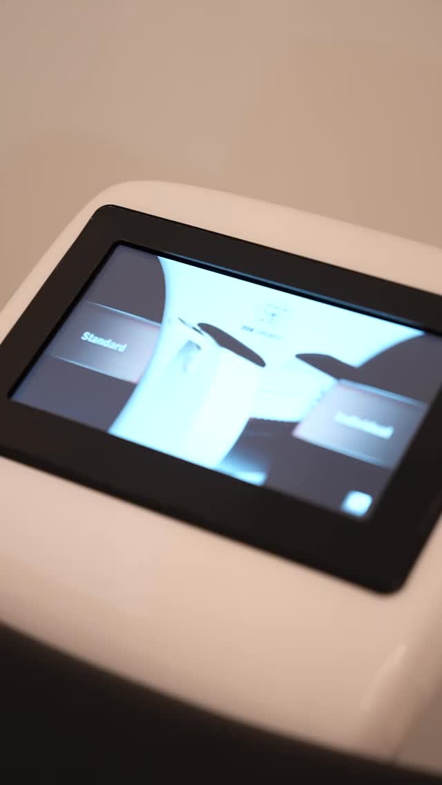 DETOX . RECOVER . GLOW
💫 ZOE sports präsentiert: THE RECOVERY MACHINE BODYROLLS – MUSKELENTSPANNUNG TRIFFT INNOVATION 😌☺️🧘♀️
Bei ZOE sports seid Ihr immer am Puls der Zeit – wir bringen Euch die neuesten Fitnesstrends und Innovationen direkt ins Studio! Der Fitnesstrend aus den USA und heute im Fokus: Bodyrolls – Euer neues Lieblings-Tool für aktive Regeneration.
Was macht die Bodyrolls so besonders?
✨ Gezielte Muskelstimulation:
Die rotierenden Rollen beanspruchen sanft die Muskulatur – ideal zur Lockerung nach dem Training oder einem langen Bürotag.
✨ Tiefenwirksame Massage:
Ob Beine, Rücken oder Arme – die Bodyrolls massieren punktgenau und bringen Euren Kreislauf in Schwung.
✨ Wohltuende Infrarotwärme:
Mehrstufig einstellbare Infrarotwärme sorgt für tiefe Muskelentspannung – besonders nach einem stressigen Alltag ein echter Gamechanger.
💡 Das Ergebnis:
Ihr kommt gestresst – Ihr geht entspannt.
Kommt vorbei und erlebt selbst, wie Regeneration auf dem nächsten Level aussieht.
Ab 11.07.2025 bei ZOE sports testen – wo Innovation auf Wohlbefinden trifft.
#grünwald #zoesports #sport #bodyrolls #relax #relaxing #regeneration #innovation #trend