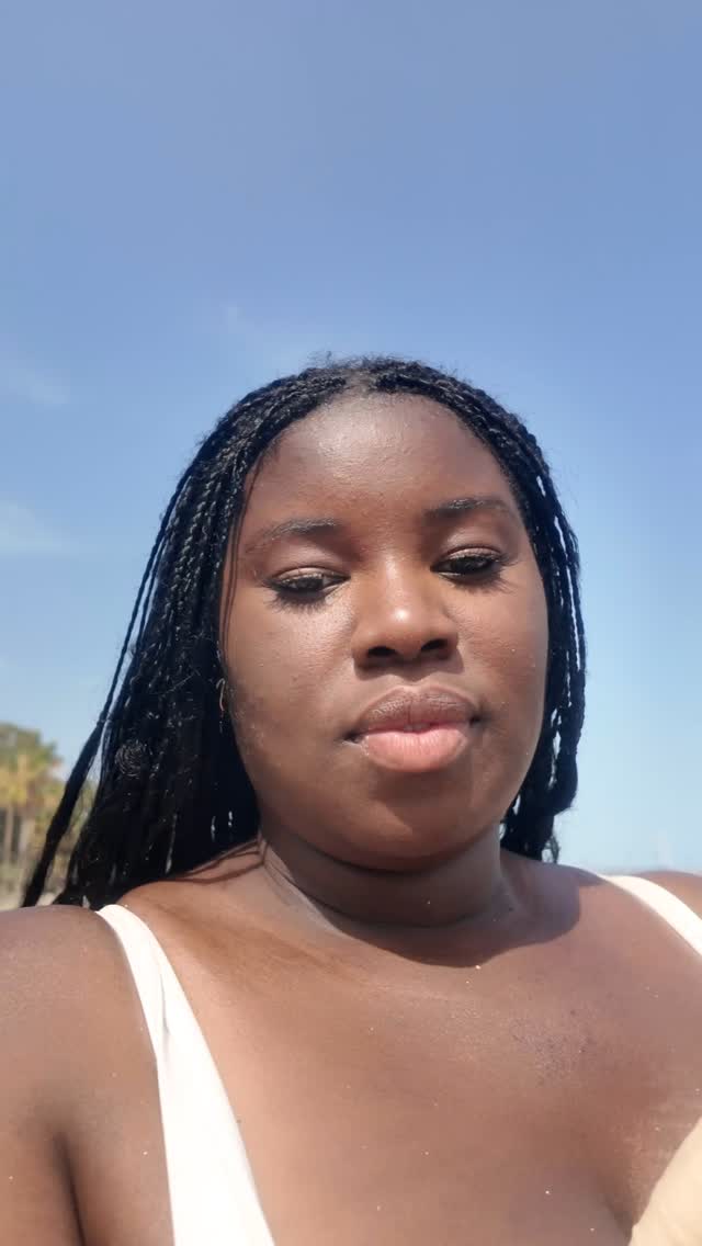 Too hot to handle? Not with this fan, babe 😎🔥🪭 Summer heat, consider yourself warned!
#summerfashions #StayCool #BijouCREATES #SummerSlay #HandFanStyle