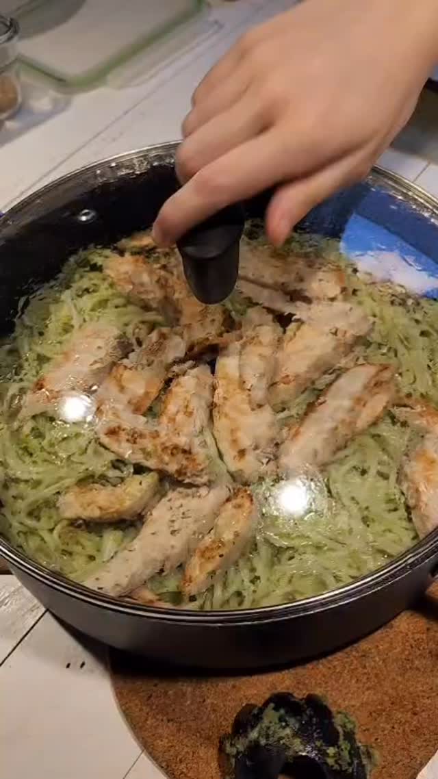 😅😅😅
I just felt like cooking chicken pesto pasta (with home-grown basil 😍)! ☺️
#bakingwithneekta #cookingwithneekta #cooking #pesto #basil #garden #pasta #chicken #tada