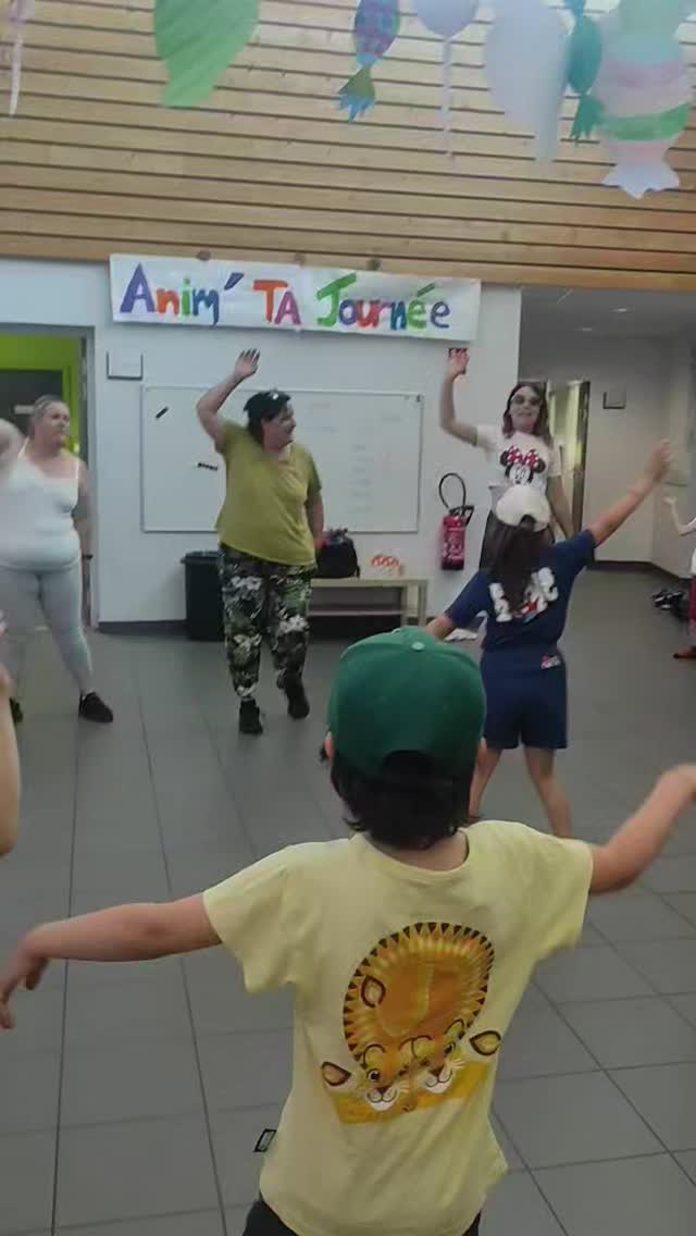 Pour finir l année scolaire au périscolaire du mercredi : journée summer party !! Self barbecue à midi, chasse aux coquillages, tatouage paillettes et le grand final laser game !!! Belles vacances à tous !!!