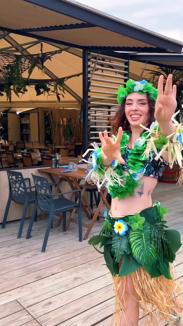 SUMMER SHOW ☀️
Retour en image sur le premier Summer Show de la saison !!
Jeudi dernier, nos danseuses ont émerveillé les yeux des petits & grands à travers un spectacle coloré et majestueux 🌟
Retrouvez-les tous les jeudis au @hawaii_club_66 à partir de 19h30 !
📲 07.49.77.57.89
📍Plage de la Marende, Argeles sur Mer
#hawai #beach #club #restaurant #clubdeplage #sable #mer #argelessurmer #clubdeplage66 #perpignan #cotecatalane #pyrenneesorientales #beachclub #cuisine #famille