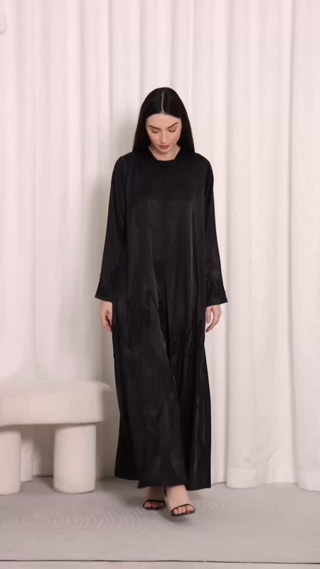 A bold and elegant piece, perfect for special occasions or those everyday moments when you want to stand out.
• Model: A09
• Fabric: Jacquard
• Color: Black
• Price: 1,100 AED
DM us to order 🖤
#LURANA #Abaya #uae #abudhabi #عباية #عبايه