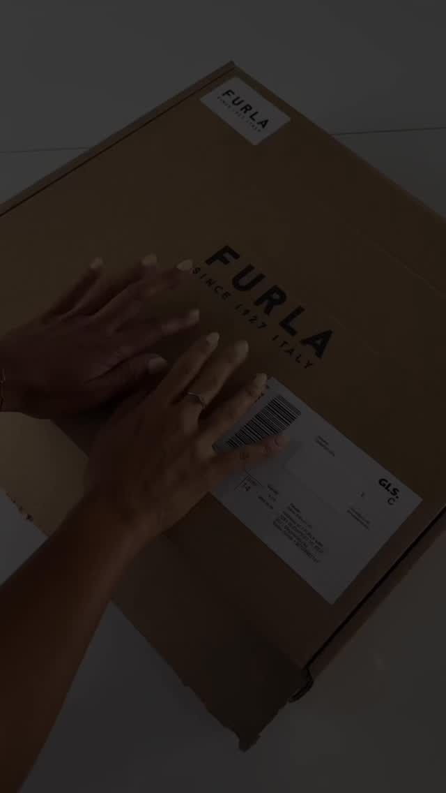 W O W…Nagyon köszönöm a #Furla csapatának ezt az álomszép táskát. Teljesen oda vagyok érte. 🙏🏻 😍✨#ajándék @fashiondrive.hu @kellerannie @furla #whatsinmybag #prajándék #unboxing #furlanuvola #reklám
Thank You @furla so much for this gorgeous bag!👜