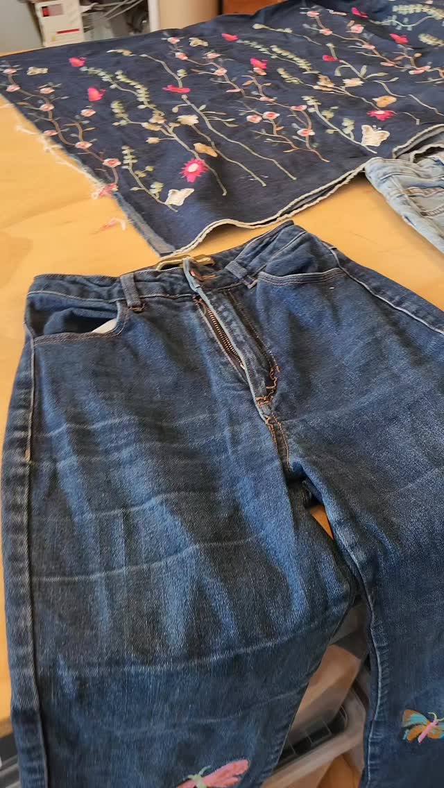 Did you know you can make your clothes bigger? This is a good example of what to do on a pair of jeans :) #alterations #sewingstudio #sewingskills #renewed #custommade #hackyourclothes