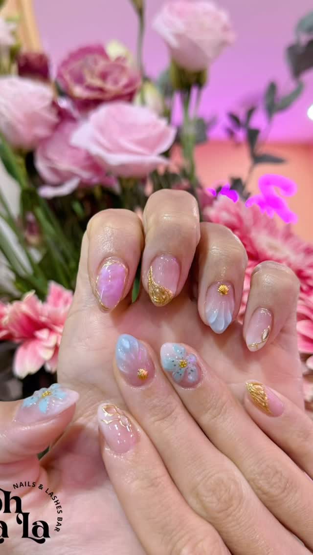✨ Ocean blues and floral hues—just a girly girl expressing her soul through nails 🌊🌺💅 feat @shannontaylortw #nailartsg #sgnails