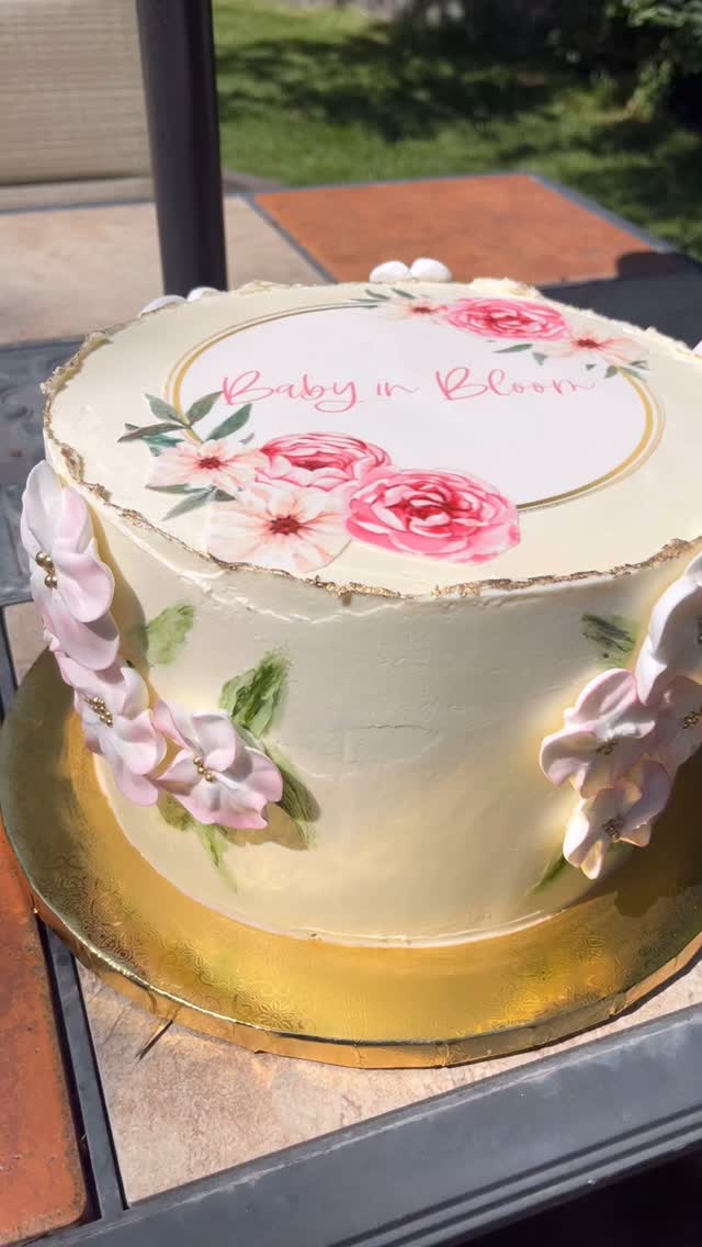 Baby shower cakes are so sweet! 🌸🍼
#snarkysweetcakechick #babyshowercakes #paintedbuttercream #edibleimages