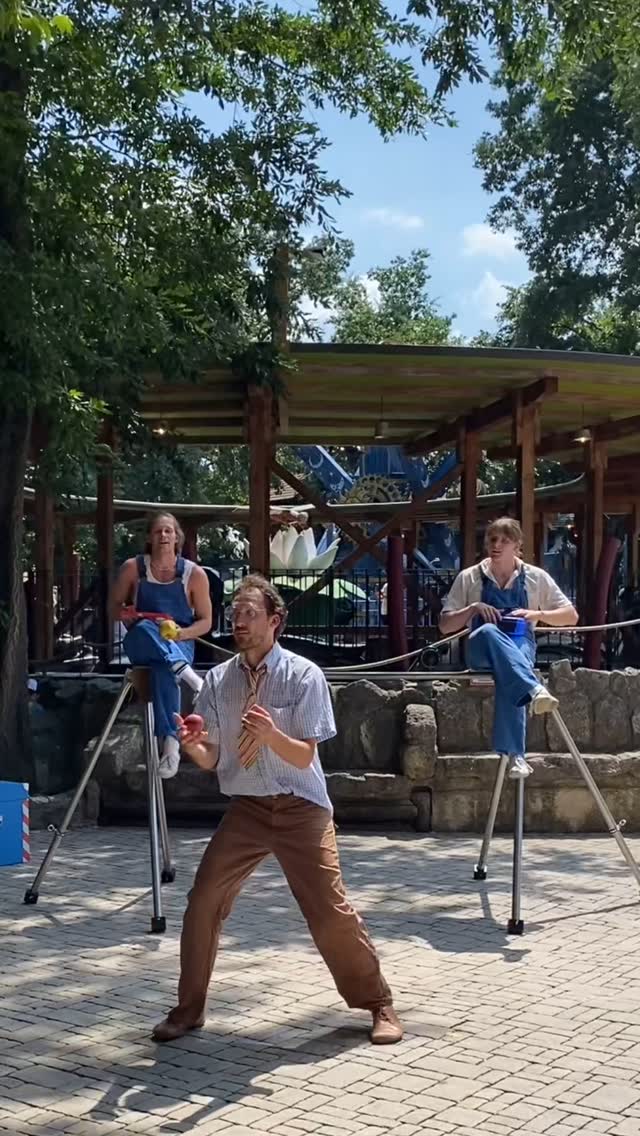 Unsere Äpfel landen in unseren Bäuchen, statt dem Müll ♻️
Bei unserem letztem Showwochenende spielten wir 12 Shows, sprich 12 angebissene Äpfel. Da kommt dann schon einiges zusammen aber Elias mampft sie fleißig weg 😂
Meint ihr die anderen sollten auch mehr Äpfel essen? 🍏
#straßenkunstfestival #compagnietrisoleil #trisoleil #show #performance #appel #anappeladaykeepsthedoctoraway #backflip #jonglage #sport #circus