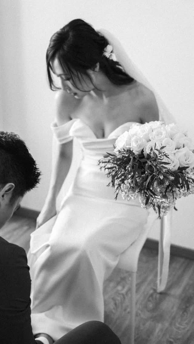 𝕎𝕖𝕕𝕕𝕚𝕟𝕘 𝕗𝕚𝕣𝕤𝕥 𝕕𝕒𝕟𝕔𝕖 𝕠𝕗 𝔸𝕟𝕥𝕙𝕠𝕟𝕪 & 𝕃𝕖𝕟𝕚𝕤𝕖.
"𝕋𝕨𝕠 𝕤𝕠𝕦𝕝𝕤, 𝕚𝕟𝕥𝕖𝕣𝕥𝕨𝕚𝕟𝕖𝕕 𝕓𝕪 𝕝𝕠𝕧𝕖'𝕤 𝕖𝕞𝕓𝕣𝕒𝕔𝕖, 𝕓𝕖𝕘𝕚𝕟 𝕒 𝕛𝕠𝕦𝕣𝕟𝕖𝕪 𝕠𝕗 𝕖𝕥𝕖𝕣𝕟𝕒𝕝 𝕘𝕣𝕒𝕔𝕖."
Gown: @divinebrides
Makeup & Hair: @stella.ang.makeup
Photo Video: @equariusphotography
Dance: C & S Academy of Dance
Venue: @hiltonsingaporeorchard
.
#belovedstories #chasinglight #bridestory #wedding #herworldbrides #singaporewedding #featurepalette #weddinginspiration #singaporebrides #singaporeweddingphotography #sgphotographer #inlovewithlovely #thewildbride #weddingscoop #brideandbreakfast #weddingsparrow #theknot #weddingwire #sony #singaporeprewedding #singaporebridesweddings #preweddingsingapore #photobugcommunity #theweddinglegends #oncewed #magnoliarouge #equariusphotography