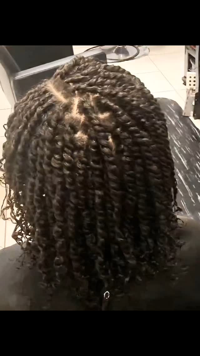 Need a refresh?? Let's discuss a regime for your tresses to get back on track. Natural hair services come with shamps and a complimentary conditioning treatment on your first visit. 🍂 🍁 🍃
How to maintain this style: to manage frizz, sleep with a light bonnet, scarf, or satin/silk pillowcase. Always tie hair up when exercising/sweating. Twists should last 2 - 3 weeks.
#2strandtwists #mobilealhairstylist #naturalhairstylistmobileal #texturedhair #texturedhairstyle