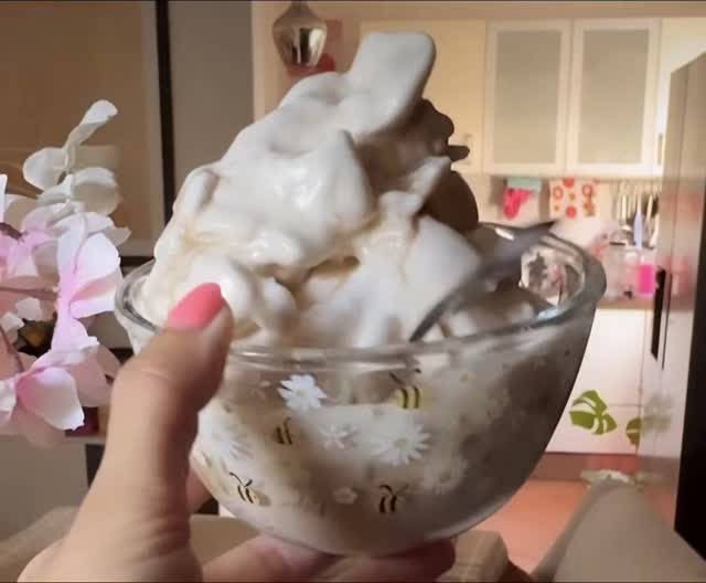 Sommermodus an! MiauMarmelade startet stilecht mit Eiscreme zum Frühstück!
Fun Fact Im Sommer ist EIS bei ihr eine offizielle Mahlzeit. Und ganz ehrlich..... Wer will da widersprechen?
Bei @miaumarmelade gibt es leckere Rezepte, damit du auch gesund Eis schlemmen kannst!
#teameis #miaumarmelade #sommerlaune #eis #micarmedia