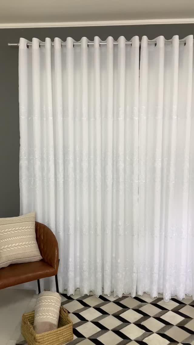 Cortina linda com dois tecidos: frente em voil bordado e fundo em cetim! Combo perfeito entre privacidade + decoração… #cortina #sobmedida #decoração