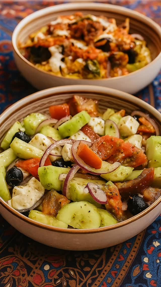 🇬🇷 Salade Grecque Authentique 🥗✨
Un classique indémodable, simple, frais et terriblement savoureux.
Composée de tomates bien mûres, concombres croquants, oignons rouges finement tranchés, fêta onctueuse, et olives noires, cette salade est relevée d’un généreux filet d’huile d’olive et d’une pincée de fleur de sel. 🌿🍅🧅
Chaque bouchée vous transporte directement sous le soleil des Cyclades 😍☀️
À savourer seule ou en accompagnement, c’est un incontournable de l’été !
📍 Disponible dès maintenant – fraîcheur 100 % garantie.
#SaladeGrecque #CuisineMéditerranéenne #HealthyAndTasty #SaveursDuSoleil #FetaLovers #FraîcheurEstivale