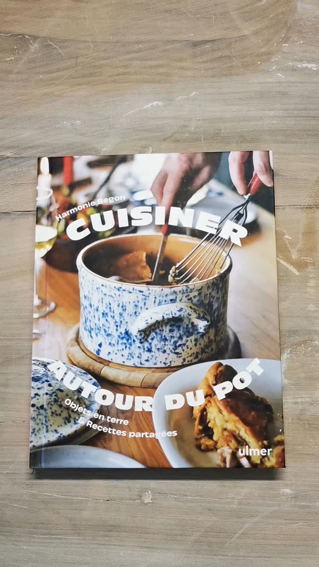 C'est l'été le début des vacances pour une grande partie d'entre vous, laissez moi vous suggérer de la lecture avec ce livre écrit par @harmonie.begon
Il s'agit d'un livre de recettes certe mais pas seulement elle y parle des artisans qu'elle a pu rencontrer autour de cette vaisselle si chère à ses yeux :
"au lieu de m' approprier des recettes cent fois écrites...., j'ai décidé d'aller à la rencontre de personnes qui les incarnent profondément..."
Il est actuellement disponible à Soufflenheim dans ma boutique mais également pour les plus éloignés sur mon site internet :
www.poterie-wehrling.fr