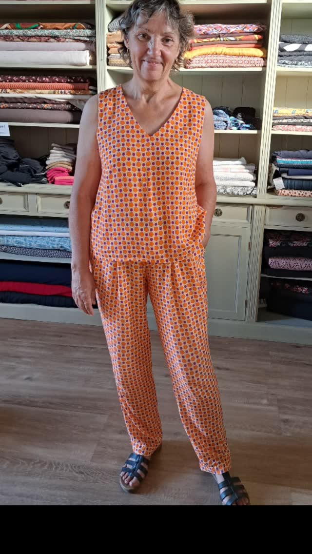 Geneviève a profité des soldes chez @lescreativesdinan et aussitôt elle a réalisé cet ensemble coloré et graphique !
Double bravo pour cette totale autonomie 😃👍