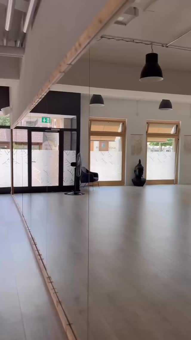 Bewegungsraum Wetzikon 150 m² zu vermieten💪🏼
Unser Bewegungsraum in Wetzikon ist genau das: ein Ort, wo du deine Leidenschaften zum Leben erwecken kannst. Eine Oase, in der Tanz, Meditation, Kampfsport, Yoga und viele weitere Bewegungsformen aufeinandertreffen. Unser Traum ist es, Menschen wie dir zu helfen, deinen eigenen Weg zu gehen – deine Träume zu verwirklichen und deine Leidenschaft voll auszuleben.
📍Bahnhofstrasse 75 in Wetzikon.
Ein grosszügiger Raum mit Parkett- und Trainingsboden – perfekt für vielseitige Aktivitäten.
Spiegelfront☑️
Eine 10 Meter lange Spiegelfront ermöglicht dir die perfekte Ausrichtung und Kontrolle deiner Bewegungen.
Garderoben und Duschen☑️
Bequeme Garderobenbereiche und Duschen stehen dir – sowohl als Frau wie auch als Mann – zur Verfügung.
Musikanlage☑️
Unser Bewegungsraum ist mit dem neuesten Soundsystem von SONOS ausgestattet – für die perfekte Atmosphäre bei jeder Bewegung.
Equipment☑️
Diverse Sportgeräte und Ausstattungen stehen dir zur Verfügung, um deine Aktivitäten zu bereichern.
#personaltraining #strongfit #bewegungsraum #zuvermieten #wetzikon #zuercheroberland #raum #bewegung