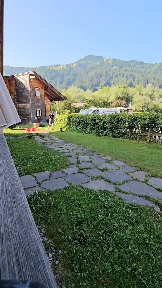 Kleiner Schritt für uns – großer für den Dorfcharme 🥾💚
#Almdorf #almdorftirol #Wildschönau #TirolerAlpen #WandernInTirol #Alpenliebe #Bergdorf #Bergluft #Tirolurlaub #Naturverbunden #Wegbau #SlowLiving #Heimatgefühl #Berghütte #Hüttenleben #Alpenzauber