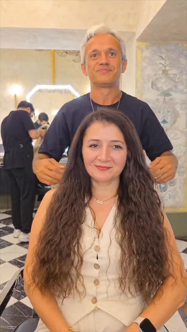 Videoyu sonuna kadar izleyin lütfen öncesini görebileceksiniz 🙏
Uzun zaman kullanılan siyah saçları , yumuşak açma işlemiyle kumral kahve tonlara getirdik.
.
Mevcut saçların dokusuna en yakın karakterde 300 adet mikro ve medikal kaynak kullanıldı
.
Bilgi ve rezervasyon için bizi arayın 05325601457
.
#mikrokaynak işlemi yaptırdığınızı düşünüyorsanız dikkat etmeniz gerekenler ⚠️ ⚠️⚠️
.
Ağırlık hissi varsa Mikro kaynak değildir.
.
Saç diplerinize batıyorsa mikro kaynak değildir.
.
100 yada 150 adet saç kullanılarak uzatıldıysa mikro kaynak değildir
.
Toplayınca görünüyorsa mikro kaynak değildir.
.
Saçlarınızı çekiyorsa mikro kaynak değildir.
.
Saçlarınız çıkartılırken kendi doğal saçlarınız koptuysa mikro kaynak değildir.
.
Mikro kaynak ağırlık hissi vermez,saç derisine batmaz,saçları çekmez ve kesinlikle görünmez .
.
.
#mikrokaynak #medikalkaynak #nisantasi #sedatbiga #bakımönerileri #saçbakım #bakımzamanı #stregis