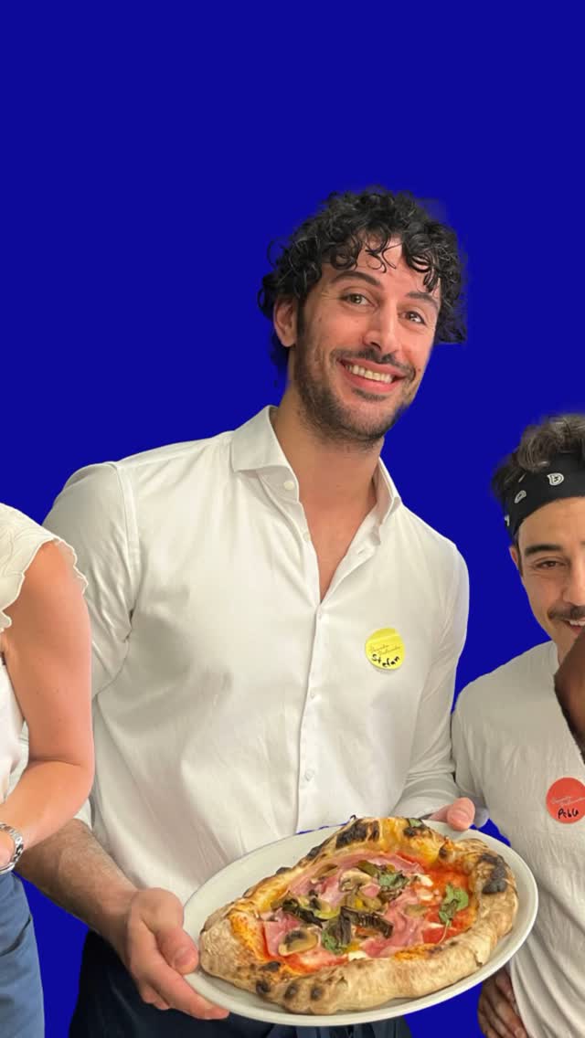 There is always happy faces, when the pizza is ready to be eaten 😋🍕
What comes to mind when you think of summer? ☀️ For us, it’s dough in the air, fresh ingredients, and that perfect slice straight from the oven. Book your workshop now and get a little taste of summer on your plate. 🍕🌿
#scuolavolante #thepizzaguy #pizzaschool #pizza #discovolante #prontovolante #wien #pizzaworkshop #viennaactivities #pizzaworkshops #pizzatime #pizzaexperience #cookingschool #pizzalovers #foodie #neapolitanpizza #fromdoughtocrust #reelgoodfood #summervibes #pizzavibes #tasteofsummer