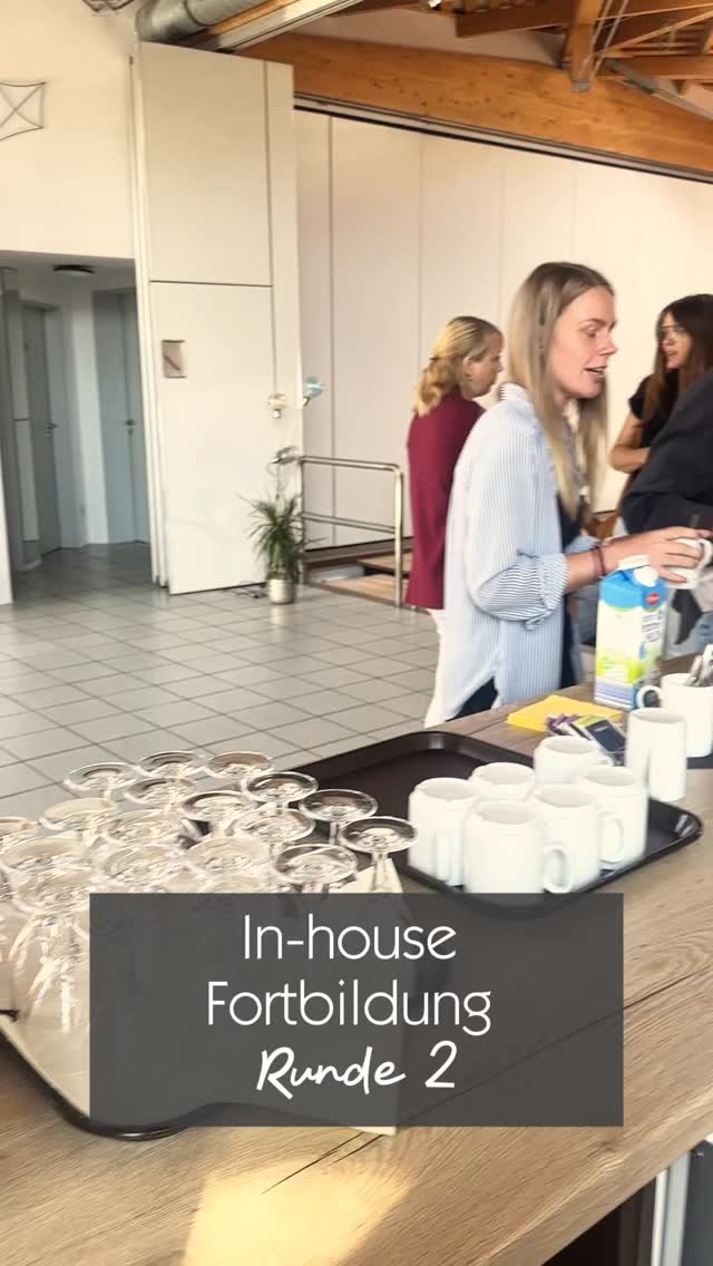 Theaterpädagogik in unserem Kulturhaus! 🎭
Am Montag war es endlich soweit - Käthe Lorenz war bei uns in Burlage und hatte jede Menge theaterpädagogische Übungen im Gepäck 🧳
Wir hatten einen super lustigen, spannenden Fortbildungstag mit allerhand Emotionen, aus dem wir wahnsinnig viel für uns mitnehmen konnten 🙌🏼
Danke dafür, liebe @rakaethen_kaethe ! 🫶🏼
Wir haben selten so viel über praktische Übungen gelernt, die auch noch allen so viel Spaß gemacht haben 🤗
Auf einer Skala von 1-10, mit welchem Status bist du heute unterwegs? ⚖️
#kinderundjugendhilfe #sichererort #traumapädagogik #rueckenwindburlage #theaterpädagogik #status #burlage #jugendhilfe #fortbildung #seminar #inhouse #team #pädagogik