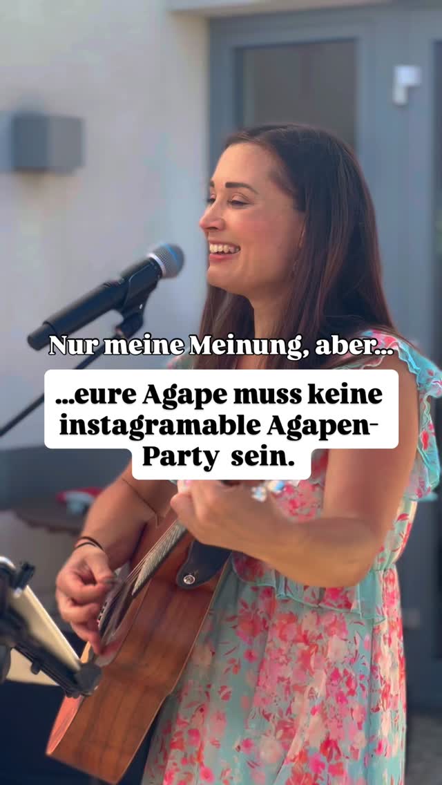 Eine Agape kann vieles an Stimmungen bereithalten. Bei vielen Veranstaltungen die wir in letzter Zeit gespielt haben, waren das Momente, wo getanzt und gefeiert wurde und wir die Stimmung wunderbar auffangen konnten und gemeinsam bei einer Dayparty in der Sonne getanzt haben. Bei anderen Agapen fühlt es sich dann wieder ganz anders an, die Leute hören lieber aufmerksam zu oder unterhalten sich mit schöner, stimmungsvoller Live-Musik im Hintergrund. Manchmal ensteht sogar Stimmung, die eher an ein Konzert erinnert. Und wisst ihr was? Alles ist gleich schön! 🫶 Nur weil ihr ständig mit Videos auf Instagram überflutet werdet, wo alle Gäste bereits nachmittags eskalieren, heißt das nicht, dass es diese Stimmung benötigt, damit es eine erfolgreiche Agape war. Denn nicht zu jedem passt dieser Trend und das ist gut so. Bei unseren letzten Veranstaltungen hat es sich jedes Mal total stimmig angefühlt genau so wie es war. Aber es macht natürlich trotzdem auch Druck - das merke ich sowohl in Gesprächen mit MitmusikerInnen als auch mit Brautpaaren. Manche haben das Gefühl, sie müssten diesen Punkt jetzt auch unbedingt „abhaken“ und das finde ich absoluten Unsinn. Feiert doch einfach euer Fest so, wie ihr es fühlt und wie es zu euch passt und nicht so, dass es instagramable ist. 🙏
Ich stehe mit vollem Herzen für Musik, die für alle da ist, für bodenständige und authentische Hochzeiten, die keine Trends kopieren, sondern für sich stehen. Also behaltet immer im Kopf: Die Videos die ihr hier auf Kanälen wie meinem seht, sind Auszüge und Stimmungsmomente. Und viele der allerschönsten Momente, wo vielleicht gerade keiner tanzt, aber dafür eine ganz magische Stimmung im Raum liegt, zeigen wir hier auch nicht. ❤️