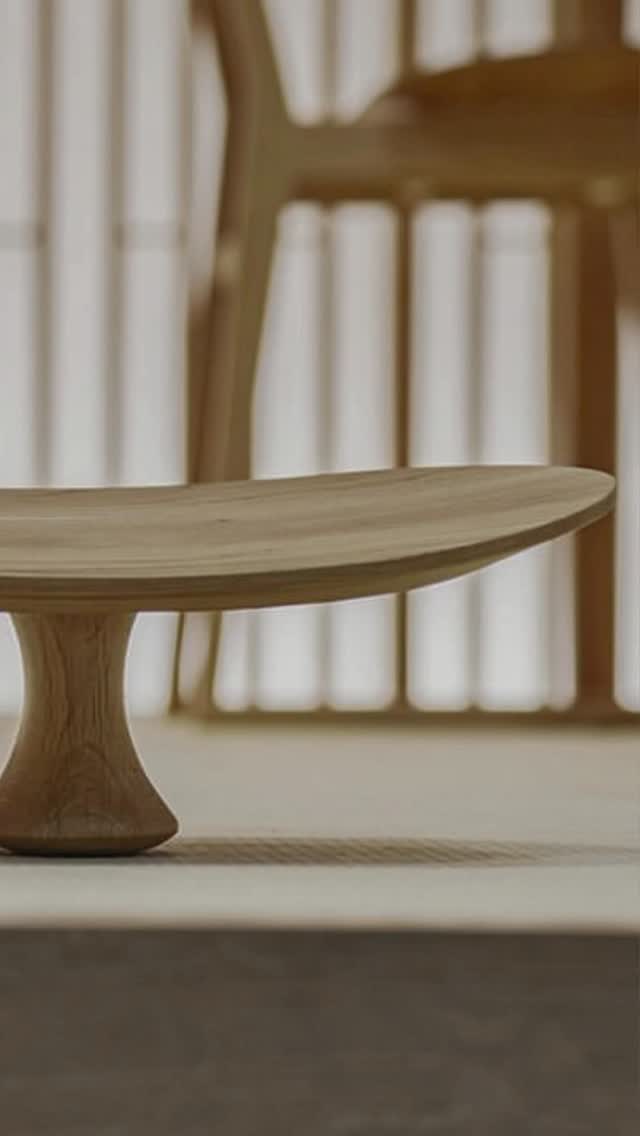 À quoi ressemble un véritable intérieur japonais de luxe ?
Le luxe japonais n’est pas ostentatoire mais repose sur une profondeur des significations.
Les intérieurs sont construits autour de l’équilibre entre lumière, matériaux naturels et espace.
Éléments clés du design de luxe japonais :
• Cloisons en bois Shoji, qui diffusent délicatement la lumière.
• Sols en bois précieux (cèdre japonais, cyprès, palissandre).
• Minimalisme avec un maximum d’espace libre et un minimum de mobilier.
Fait intéressant : Au Japon, les meubles de Hida Sangyo sont particulièrement prisés.
Ils sont fabriqués à partir de cyprès japonais Hinoki âgé de 300 ans, dont l’odeur favorise la relaxation.
.
#GARON #GARONAD #DesignJaponais #LuxeDiscret #WabiSabi #JapandiStyle #IntérieursDeLuxe #Maruni #Ritzwell #IshinomakiLab #QuietLuxury
Image : @maruni_global @ritzwell_official @ishinomakilab @hidasangyo.official