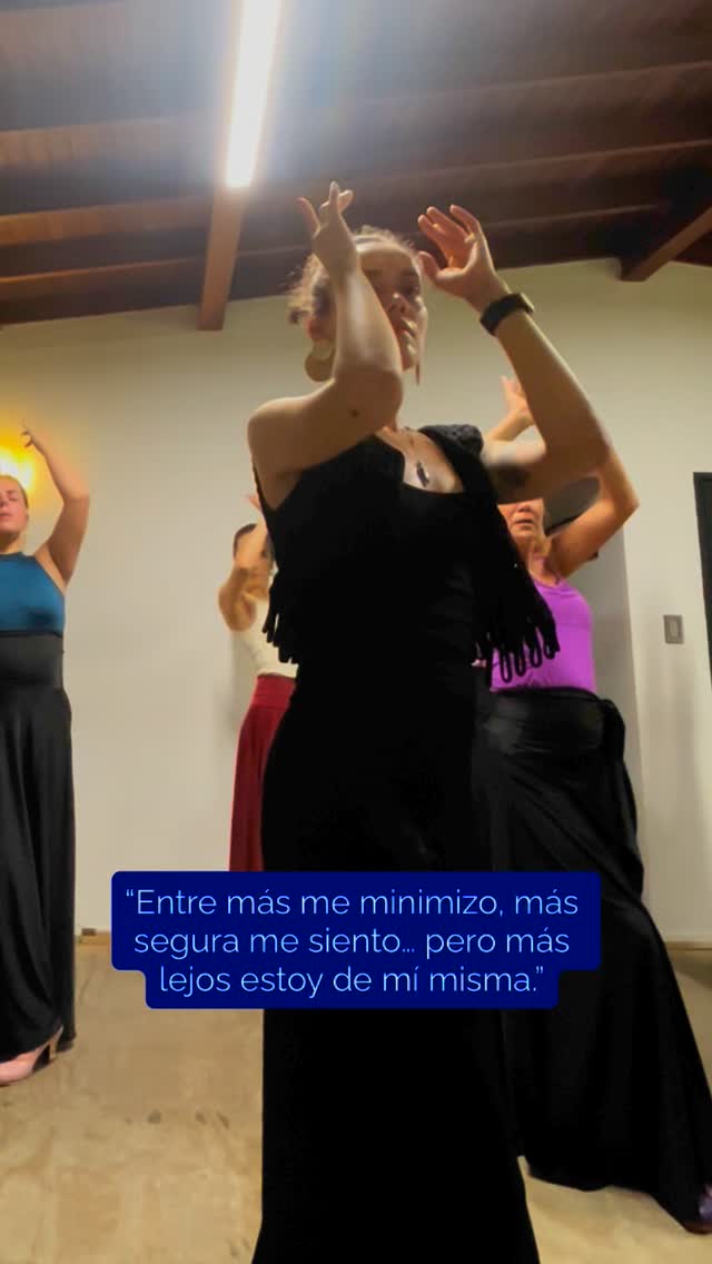 Esta semana, mientras escuchaba a una clienta contarme sobre su proceso, recordé todas las veces en las que también me he minimizado, me he escondido y he apagado mi luz, creyendo que así me protegía. Pero esa misma coraza, en realidad, me estaba alejando de mí misma.
Cuando aprendemos a minimizarnos para sobrevivir —porque nos compararon, porque nos hicieron sentir insuficientes o por miedo a brillar— nuestro sistema nervioso recibe el mensaje de que no es seguro mostrarnos.
Nos contraemos, nos hacemos pequeñas, tensamos el cuerpo para que nadie nos vea, y sin darnos cuenta, cada vez que repetimos este patrón reforzamos la sensación de peligro.
Esta contracción no solo nos cierra emocionalmente, también puede generar dolores físicos: hombros encorvados, opresión en el pecho, tensión en el vientre, rigidez en la mandíbula y el cuello, problemas digestivos, insomnio y una sensación de cansancio constante.
Lo he vivido en mi cuerpo (más de una vez) y lo he visto en tantas mujeres a las que he acompañado: cuando nos minimizamos, nuestro cuerpo vive en estado de alerta, el corazón se acelera, la respiración se vuelve superficial, y se instala un loop de ansiedad y autoexigencia que nos drena.
Este es un recordatorio para todas las que alguna vez nos hemos escondido o minimizado:
Mereces existir completa, sin achicarte para encajar ni minimizarte para agradar.
Nuestro brillo no es un peligro, es medicina para nosotras mismas y para el mundo.
✨ Cuéntame, ¿te has sentido así?
💛 Guárdalo para recordarlo o compárteselo a una mujer que sabes necesita leer esto.