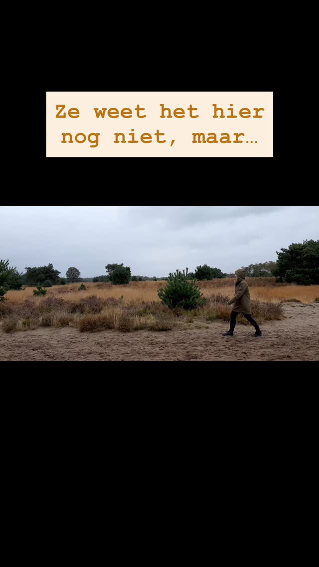 Morgen loopt haar emmertje helemaal over en meldt ze zich ziek voor ‘een weekje of twee’. 🫣
Over 1,5 jaar heeft ze 10 maanden niet gewerkt - maar wel een mensje gebouwd en een masterdiploma behaald! 🎓
Over 2 jaar heeft ze, dankzij dat mensje dat ze bouwde, ook weer heel veel over zichzelf geleerd 💙
Over 4 jaar is ze gecertificeerd Rebirthing Breathwork coach en geeft ze ademsessies náást het moederschap, werk als docent en een promotieonderzoek.. 🙈
Het wordt haar missie om ademwerk en wetenschap meer met elkaar te verbinden - want ademwerk is écht voor iedereen 🤩
Over 5 jaar heeft ze een heel laagdrempelig programma opgezet waarmee met korte oefeningen minder stress & meer ontspanning kan worden ervaren 🥰
En dit programma - het AdemNoodpakket - staat klaar voor jou! Gevuld met 15 praktische oefeningen voor ieder moment dat jij meer ontspanning zoekt 🧘♀️
Nieuwsgierig? Reageer hieronder met een ♥️ en ik stuur je alle info! Of check de link in bio ☺️
#ademwerkdriebergen #ademwerkzeist #ademwerkdoorn #nietzweverigweleffectief #ademnoodpakket #ademoefening #praktischekorteoefeningen #zeweethetnogniet