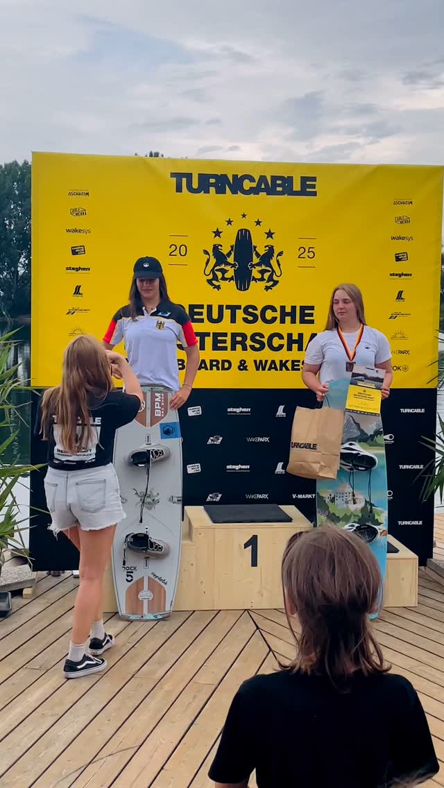 Was für ein Wochenende bei der Deutschen Meisterschaft @ Turncable Thannhausen! 🔥
Krasse Runs, coole Leute und mega Stimmung – danke an alle, die an unserem Stand vorbeigeschaut haben 🙌
Ein fettes Dankeschön geht an Nane, die ganz spontan noch eine richtig starke Grafik aufs Board gezaubert hat 🎨
Das Unikat – handmade im Ländle – geht an Nike Hauser, die sich mit einem beeindruckenden Run den 2. Platz gesichert hat 🥈
Herzlichen Glückwunsch, Nike – und viel Spaß mit deinem neuen Balance Board 💙🌊
#turncable #deutschemeisterschaft #wakeboard #cablemekka #shredthecable #wakedm2025 #wakeboarding #balanceboard #surfstylefever #handmade_im_ländle #unikat #naneart #supportlocal #girlpower