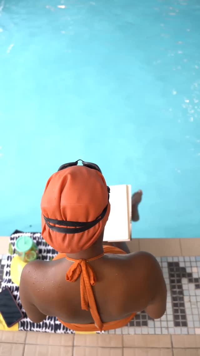 ☀️ This summer, let the pool be your therapy.
Whether you're swimming laps or just floating to clear your mind — you deserve this moment.
🧘🏽♀️ Take care of your well-being. Swim. Breathe. Repeat.
✨Our large swim caps are made to fit and support your flow.🏊🏾♀️
#swimyourstressaway 💦
What about you?☺️
Is swimming part of your selfcare routine💆🏾♀️ this summer?🌞
#summerreset #swimtherapy #inclusiveswimwear #chillbythepool #ᴡᴇʟʟɴᴇssᴊᴏᴜʀɴᴇʏ #selfcareseason #KazeHair #SwimCapForAll #relaxandfloat