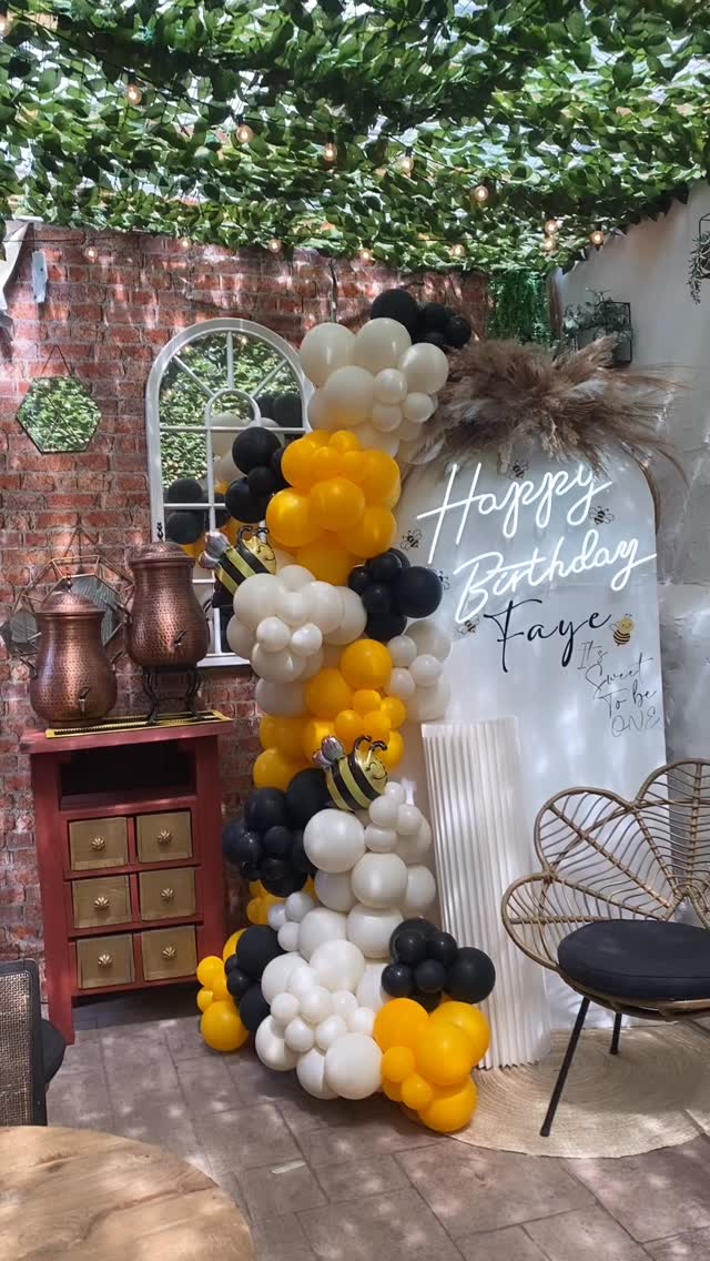 It’s Sweet to be One 🐝
@chai.social
#organicballoongarland #balloonarch #personlaisedballoons #balloonhoop #personalisedballoons #bee #cardiffballoons