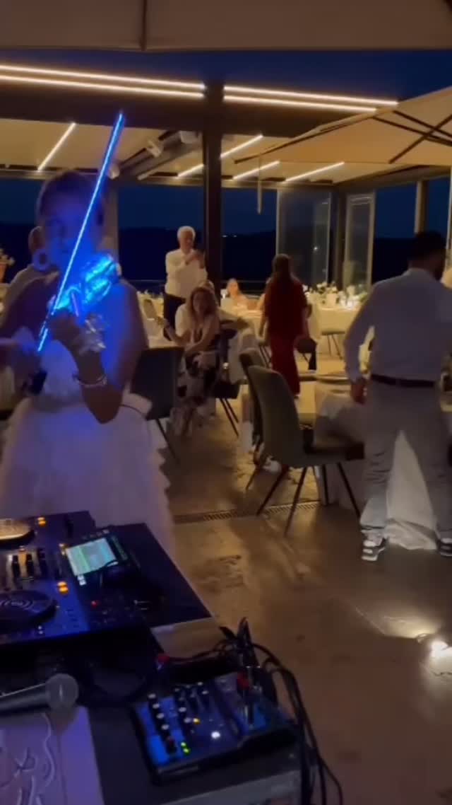 Matteo il Dinner Show che tanto sognavi per le tue nozze, si è avverato 🥳💥🙌🏻
@villapetrolini
.
.
.
#musicplannerbystefanocapasso #villapetrolini #weddingmusic #musicamatrimonio #freedfromdesire #dinnershow #matrimonio #castelgandolfo #matrimonioroma #weddingdj #weddingparty #ledviolin