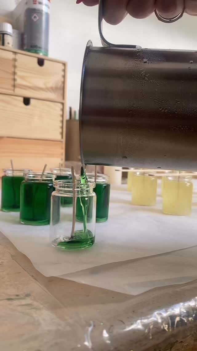 — Chronique d’une artisan cirier - partie (?)
Une jolie coulée verte pour les fioles anniversaires thème jungle, de la petite Manon ✨
J’avais adoré réalisé ce projet et celui de sa sœur sur le thème Raiponce !
Tellement satisfaisant en plus avec ce sublime vert (oui oui on dirait du Get27 mais je vous assure que c’est de la cire 😂).
#bougies #bougiesparfumées #bougies_personnalisées #bougieparfumee #bougiefleursséchées #bougievegetale #vegan #végane #candles #candlesofinstagram #projetbebe #anniversaire #cadeauinvite #cadeauxinvités