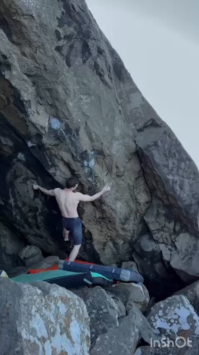 @dom_climbing sending Tunnel of Goats 8A+ one of Highlander’s underappreciated gems!
A compression masterpiece with bite, this line demands presence, pressure, and precision. Few have unlocked it.
#fairheadbouldering #fairhead #compressionlines #bouldering #klettern #볼더링